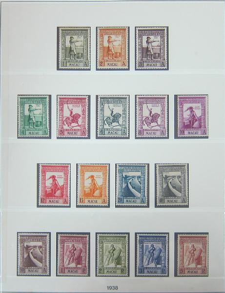 0263 (20).jpg -     Lote:    263      Colecção Especializada - Macau      Lotes Especiais       Descrição:      Macau   &mdash; Colecção montada em 3 álbuns quase completa do correio ordinário (faltam 13 selos) desde AF1 até AF1038 (1884/1999), sem correio aéreo, etiquetas, porteado, imposto postal e não emitidos. A colecção é composta por selos novos e usados indiferenciadamente, com séries mistas (novo/usado). Contém todos os blocos novos sem sinal de charneira incluindo 12 blocos Amizade Luso-Chinesa e 12 blocos Macau 1999 (CE BLC 1/76). Contém também as 50 folhas miniaturas novas sem sinal de charneira (FM 1/50). Valor total de catálogo Afinsa 2015 = &euro; 15.058,00, repartido por selos &euro; 12.382,00 + blocos &euro; 1.909,00 + Folhas Miniaturas &euro; 2.767,00. Duas folhas miniaturas com ligeiros pontos de óxido. Lote a ver.        Lote       Valor Base:     &euro; 5000,00     Valor Venda:     &euro;      